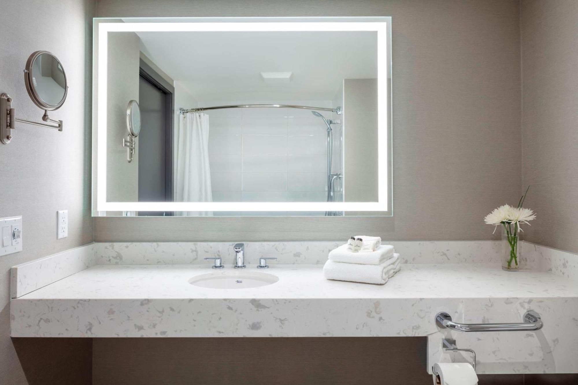 Sheraton Vancouver Guildford Hotel Surrey Bagian luar foto