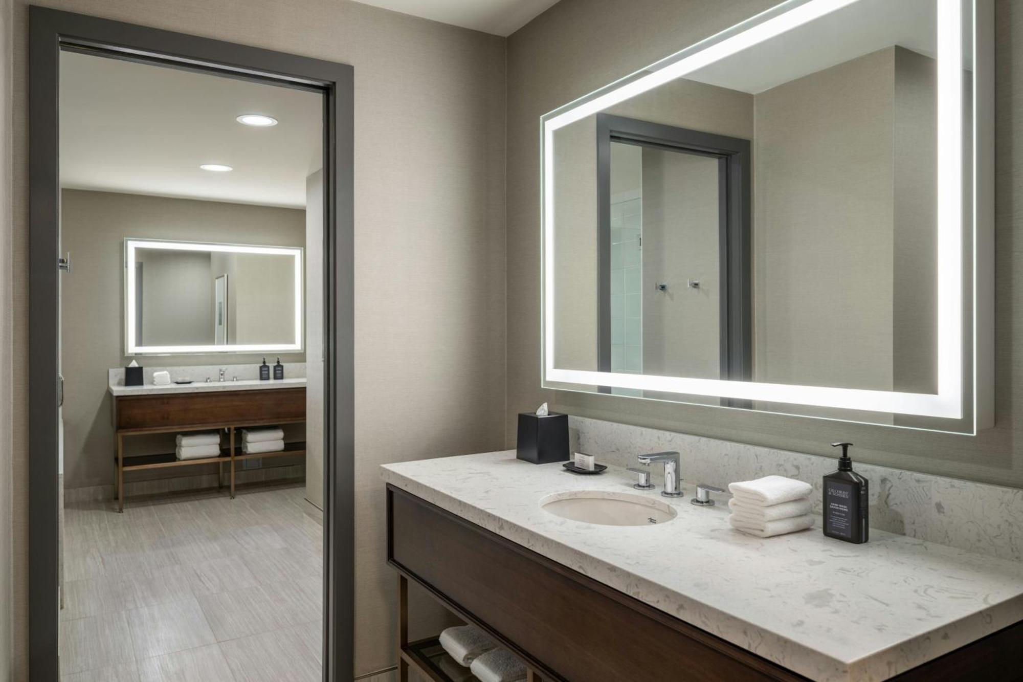 Sheraton Vancouver Guildford Hotel Surrey Bagian luar foto